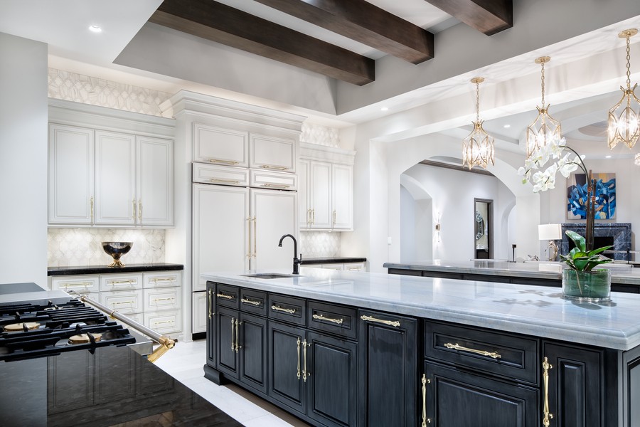 A brightly lit kitchen with Ketra’s pendant, recessed, and undercabinet lighting.